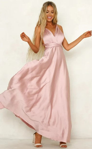 – ärmelloses satin-maxikleid mit v-ausschnitt und schmaler taille