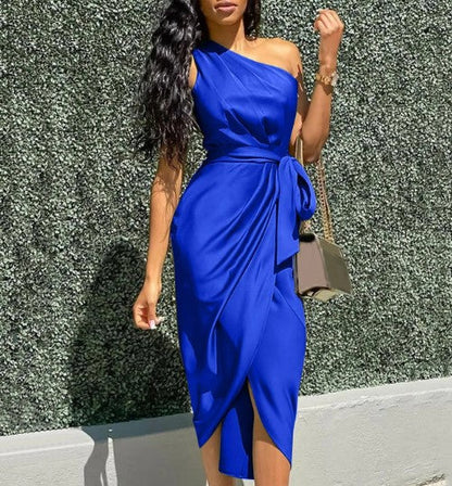 – grünes one-shoulder-maxikleid aus satin
