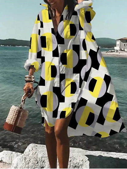weites, farbenfrohes kleid mit sommerlichen mustern