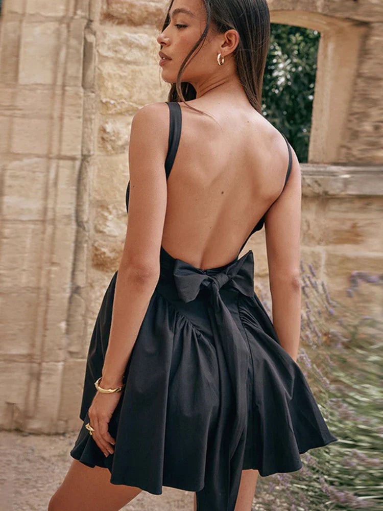Rückenfreies Kleid mit Schleifenknoten und Spitzenbesatz