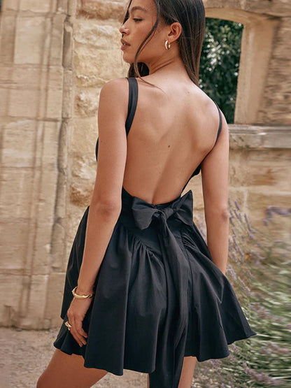 Rückenfreies Kleid mit Schleifenknoten und Spitzenbesatz