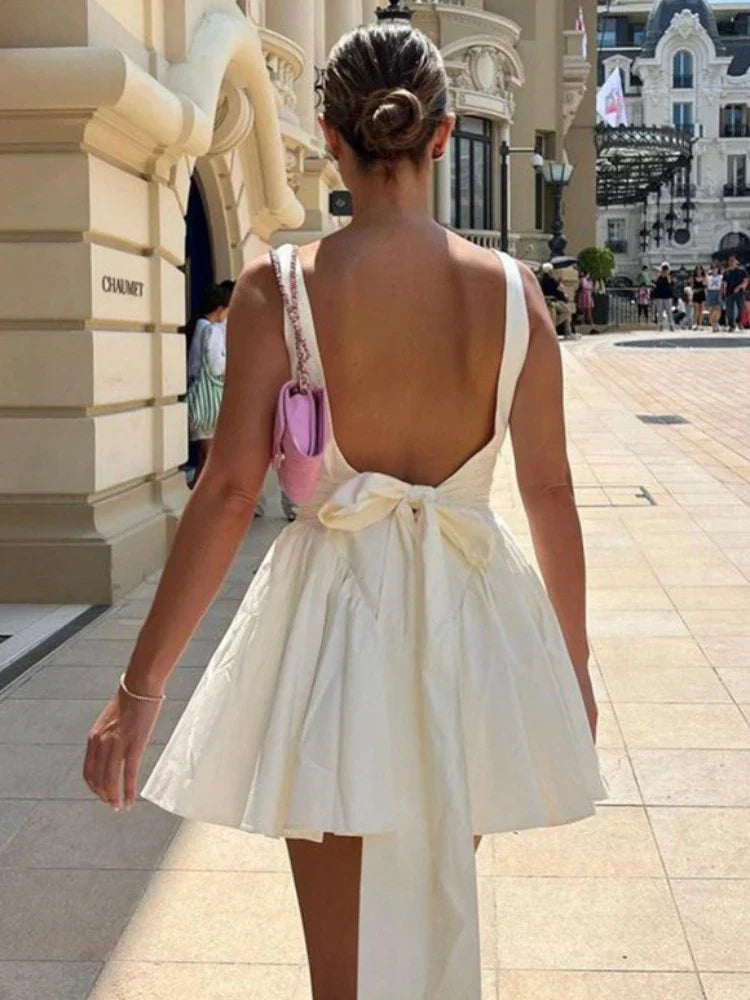 Rückenfreies Kleid mit Schleifenknoten und Spitzenbesatz