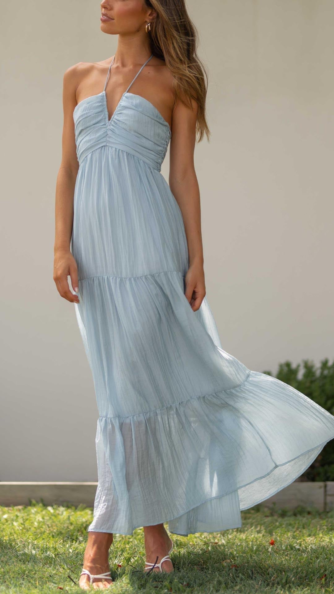 Ätherisch blaues trägerloses Maxikleid mit Transparenzen