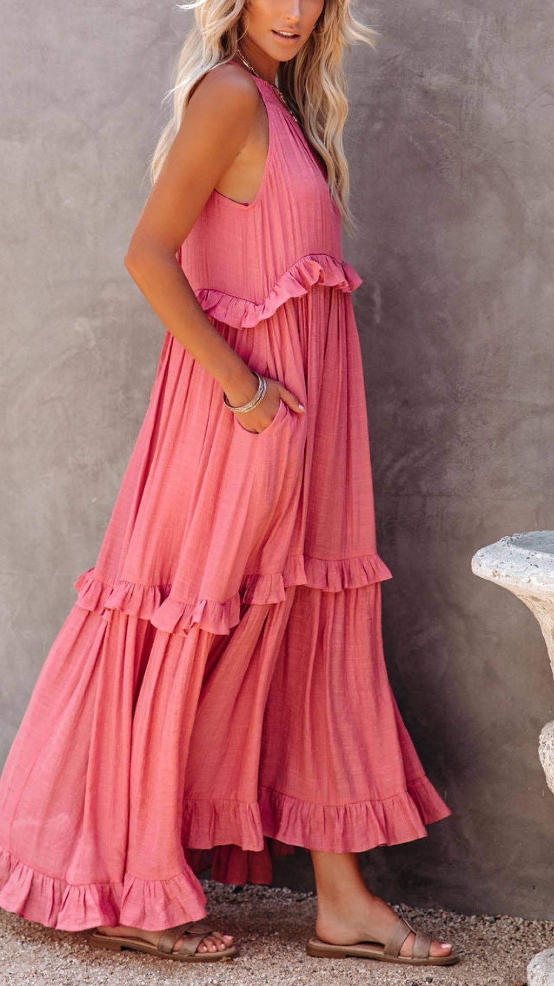 Schlichtes Maxikleid mit Neckholder und Rüschen