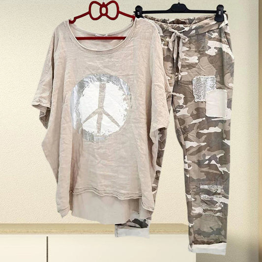 Merche Friedenszeichen-Shirt & Camouflage Cargo-Hosen - Streetwear-Look