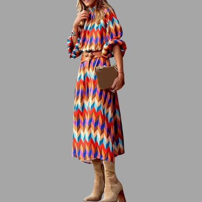 Buntes Midikleid mit Fischgrätenmuster und Gürtel