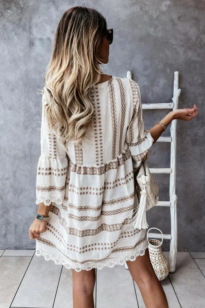 Gestreiftes Spitzenkleid mit V-Ausschnitt