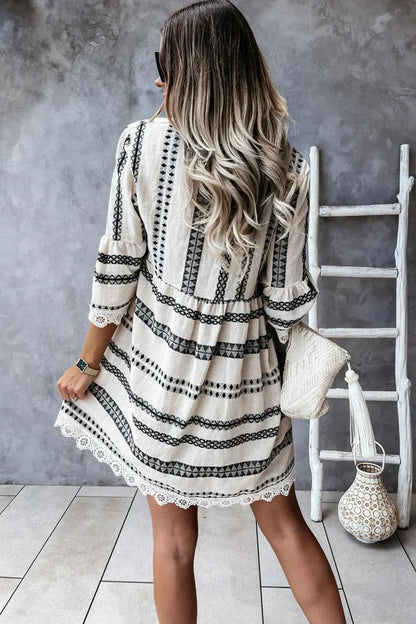Gestreiftes Spitzenkleid mit V-Ausschnitt