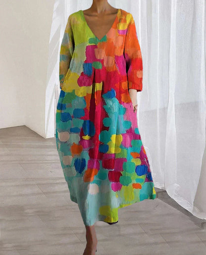 Kleid mit farbenfrohem Muster und V-Ausschnitt
