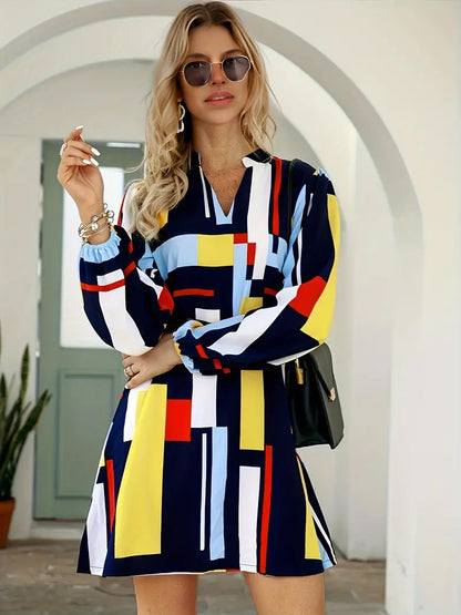 – lässiges, langärmliges kleid mit geo-print und v-ausschnitt