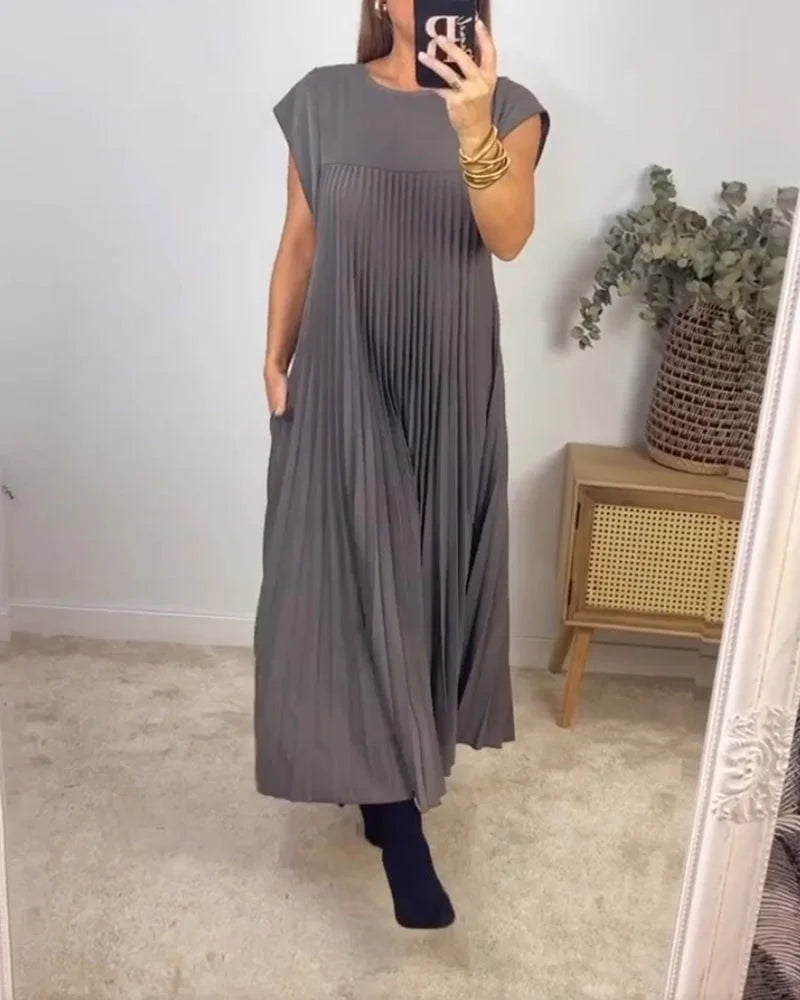 Ärmelloses, einfarbiges Kleid mit einfachen Falten