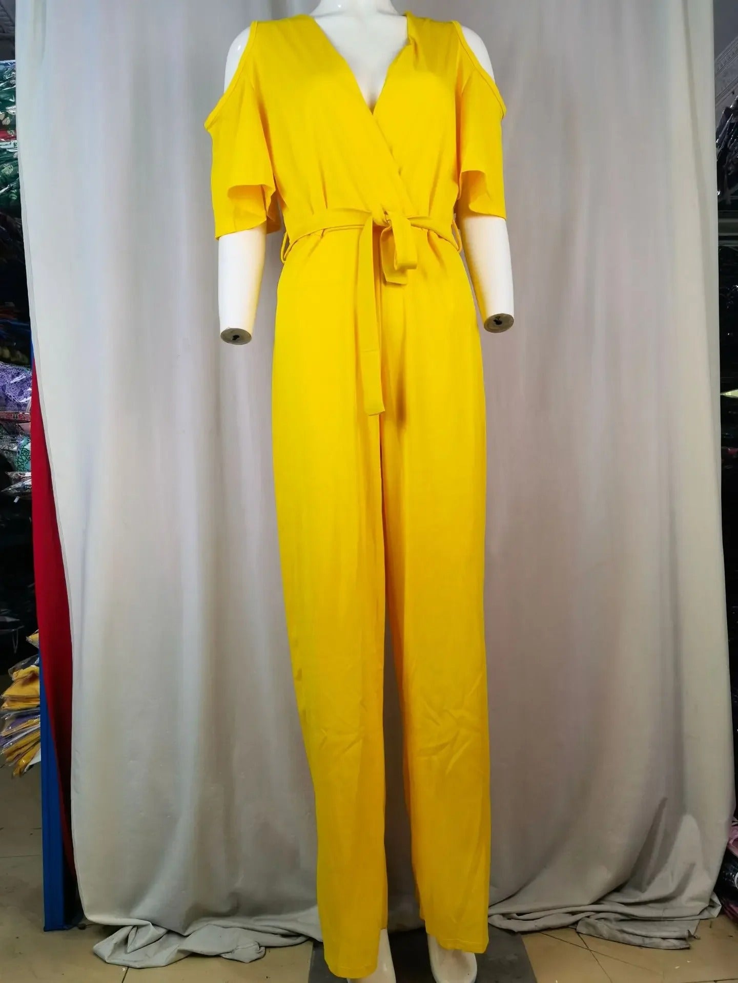 Merche Jumpsuit mit weitem Bein und V-Ausschnitt in minimalistischem Design