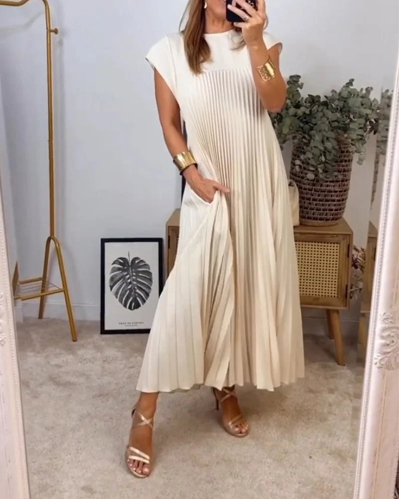Ärmelloses, einfarbiges Kleid mit einfachen Falten
