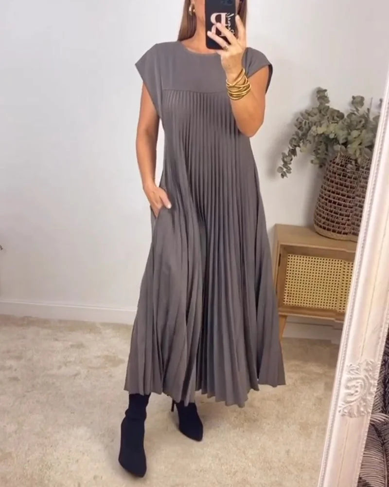 Ärmelloses, einfarbiges Kleid mit einfachen Falten