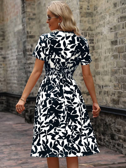 – kurzärmliges wickelkleid mit blumenmuster