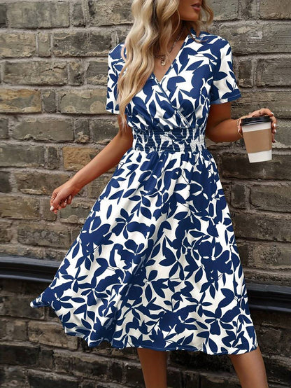 – kurzärmliges wickelkleid mit blumenmuster