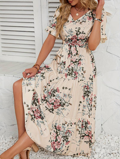 – kurzärmliges rüschenkleid mit blumendruck und v-ausschnitt