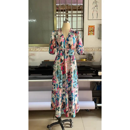 – kurzärmeliges maxikleid mit romantischem blumendruck