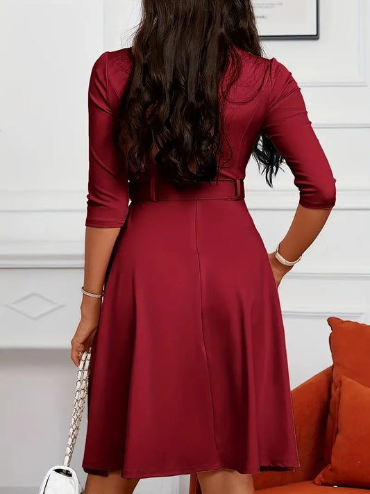 – kleid mit rundhalsausschnitt und praktischem reißverschluss