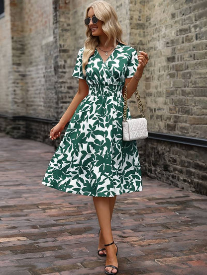 – kurzärmliges wickelkleid mit blumenmuster