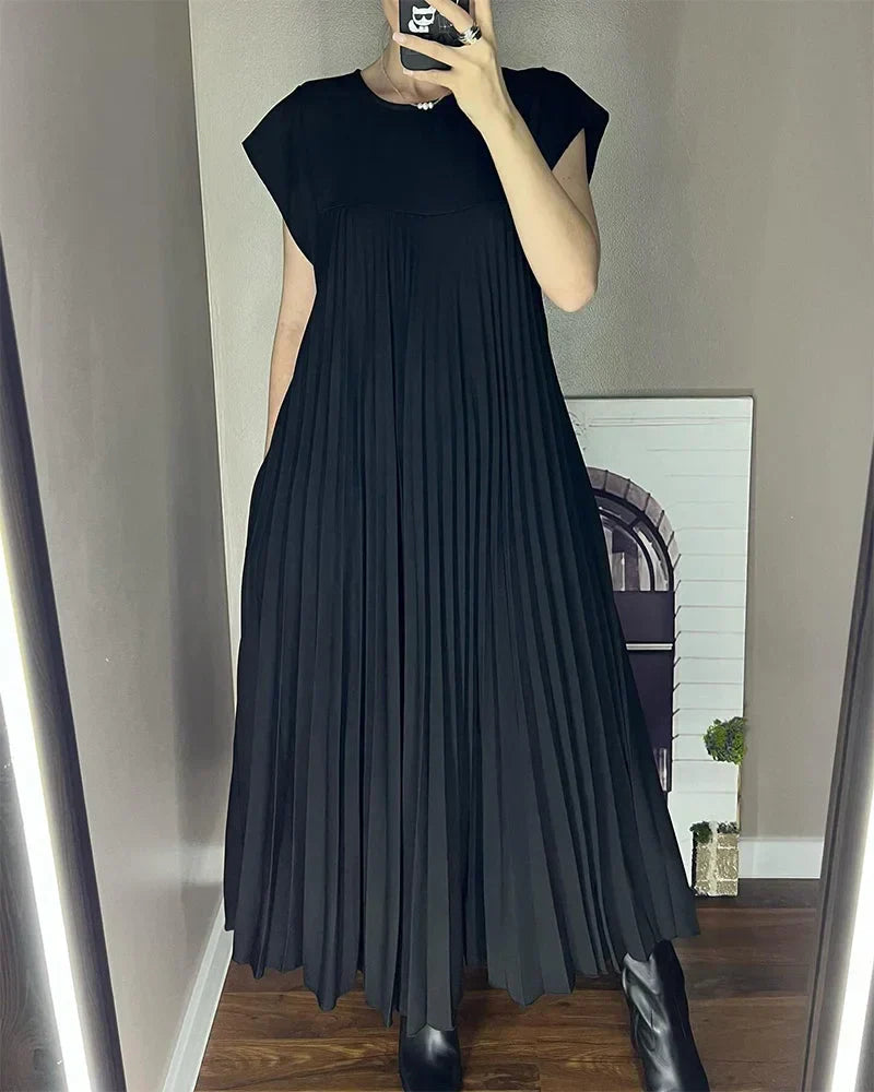 Ärmelloses, einfarbiges Kleid mit einfachen Falten