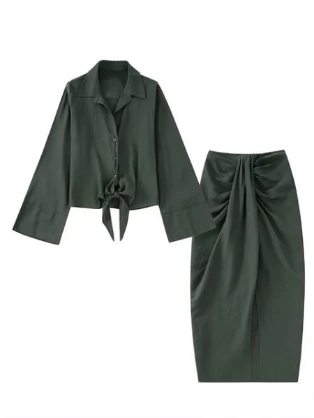 Merche-Freizeitset mit geschlitztem Rock, perfekt für einen nostalgischen und zugleich stilvollen Look in der Freizeit.