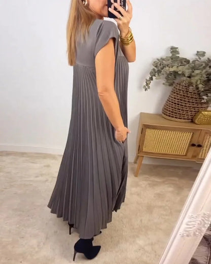 Ärmelloses, einfarbiges Kleid mit einfachen Falten