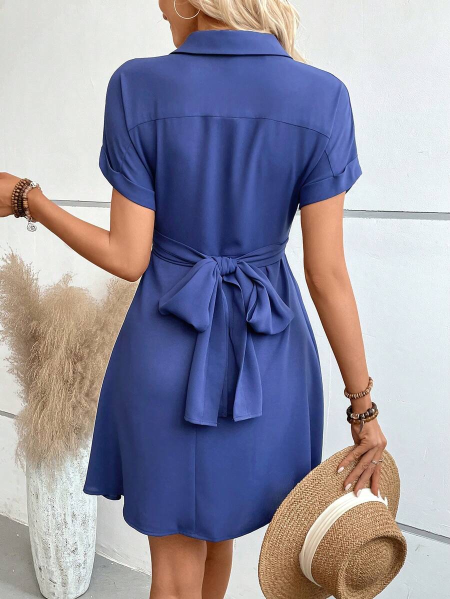 – blaues, schlichtes minikleid mit kurzen armeln und kragen