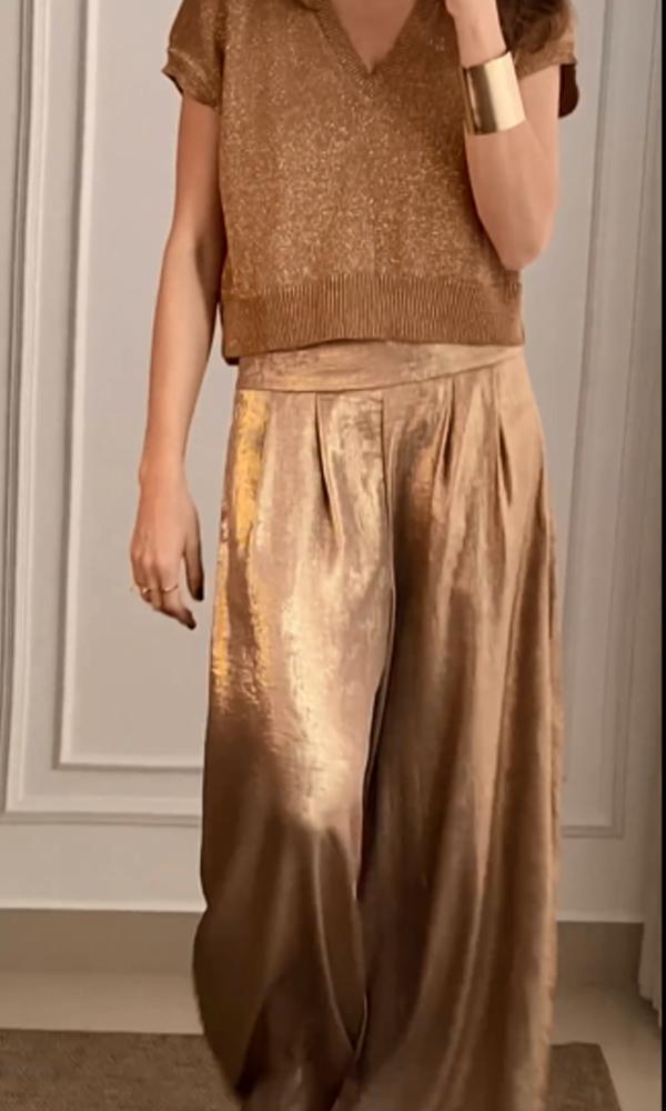 Merche Anzug für Frauen bestehend aus einem halbarmigen Oberteil aus glattem Satin und einer Hose