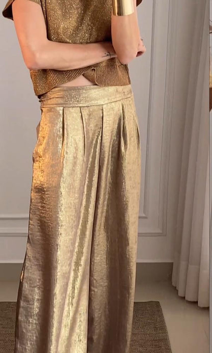 Merche Anzug für Frauen bestehend aus einem halbarmigen Oberteil aus glattem Satin und einer Hose