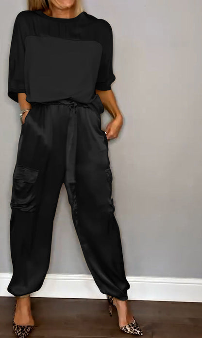 Merche Anzug mit einem Oberteil und einer Hose aus glattem Satin mit halben Ärmeln