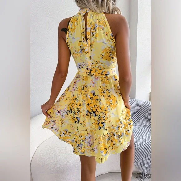 – A-Linien-Kleid mit Blumenmuster, Taillenschnürung und Rüschensaum