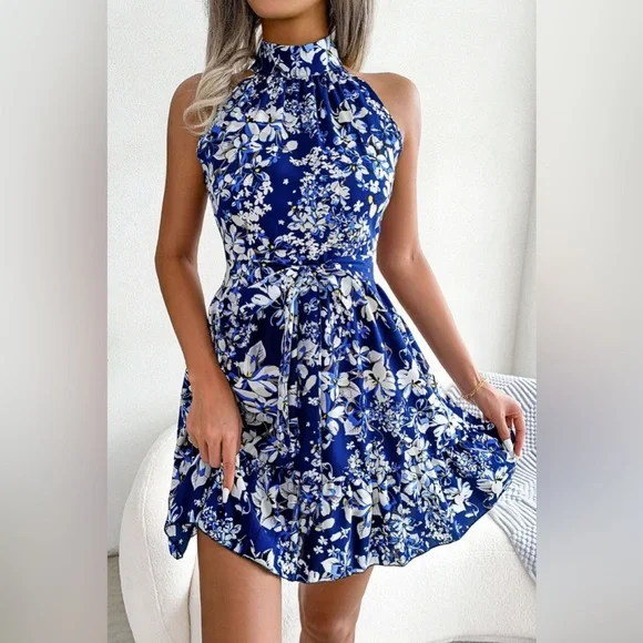 – A-Linien-Kleid mit Blumenmuster, Taillenschnürung und Rüschensaum