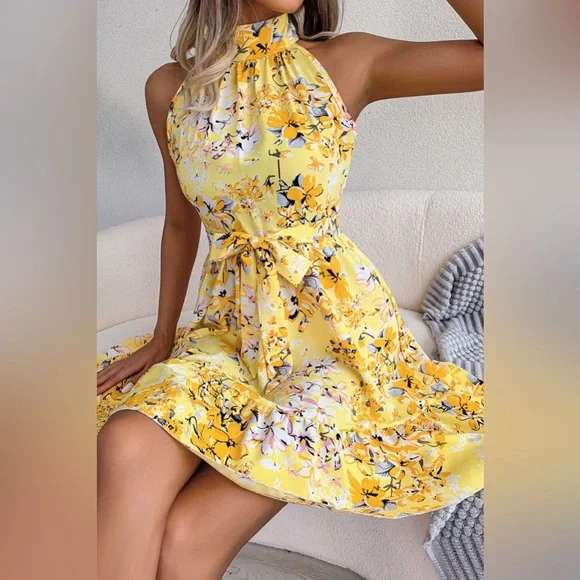 – A-Linien-Kleid mit Blumenmuster, Taillenschnürung und Rüschensaum
