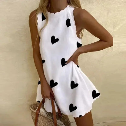 Merche Sommerkleid mit Herzdruck auf einfarbigem Hintergrund