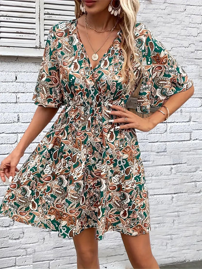 kurzes Kleid mit Paisley-Druck und V-Ausschnitt | Cecile