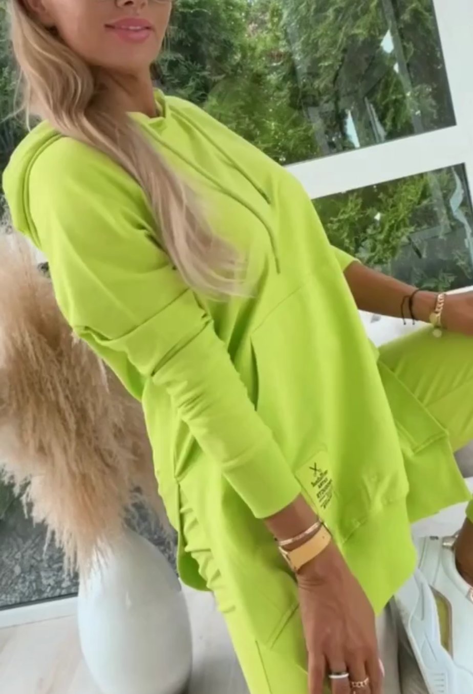 Merche Set bestehend aus einem einfarbigen Kapuzenpullover und gefütterten Leggings