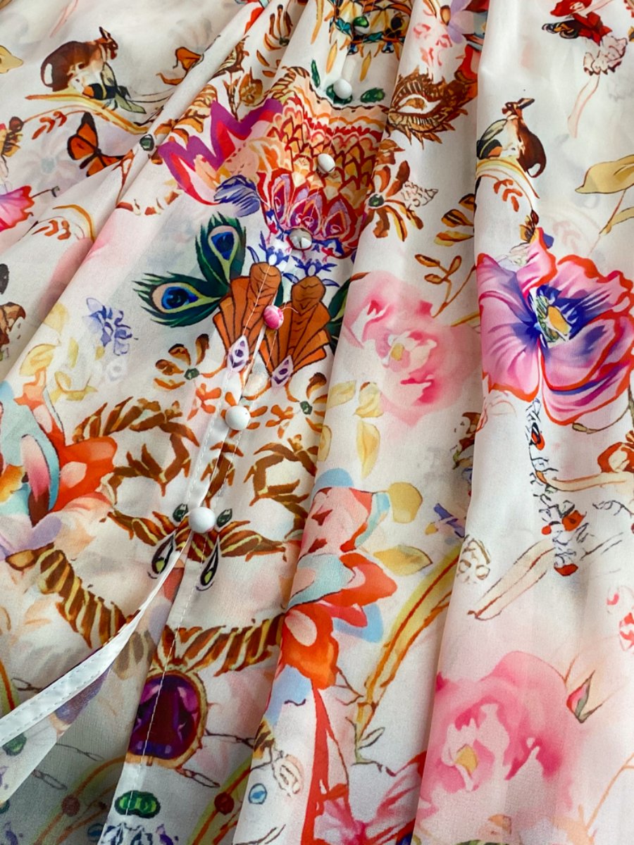 Einreihiges bedrucktes Kleid mit V-Ausschnitt